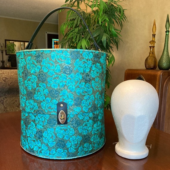 Everbest Accessories - Vintage 1960’s Everbest Hollywood FL Large mod floral wig / Hat box caring case